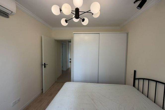 jing'an 110 sqm 2 br elevator Apt &wall heating &oven 12.5K