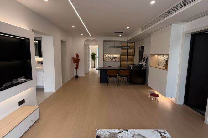 Modern 3Brs/2Lrs/1Bt apt nr Changshou rd,M7/13