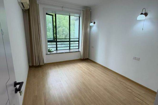 Spacious 2Brs/1Lr/1Bt apt nr Zhenping rd,M3/4/7