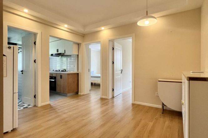 Jing'an Yanping rd 2 br elevator Apt &floor heating &oven 10.5K