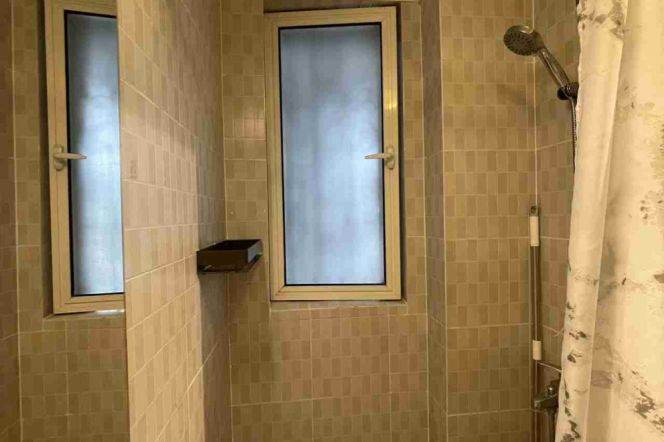Clean Compound+Spacious&Bright 1Br 1Bath Apt+Line 1/7 Chang Shu Rd+5F Walk Up