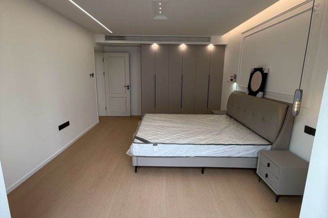 Modern 3Brs/2Lrs/1Bt apt nr Changshou rd,M7/13