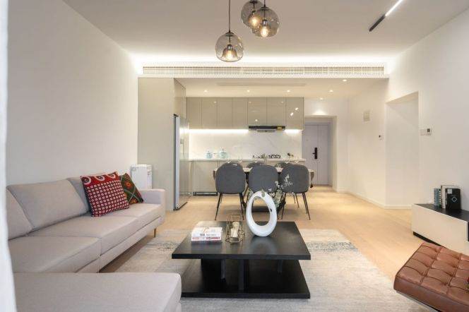 Bright Spacious 4-Bedroom Apartment with Complete Heating & Central Air