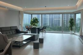 Spacious South-Facing 4-Bedroom High-rise Residence with Complete High-End Appliances