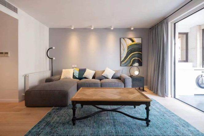 Luxury 2-Bedroom Apartment in Jing'an Temple with Central Air & Wall Heating  