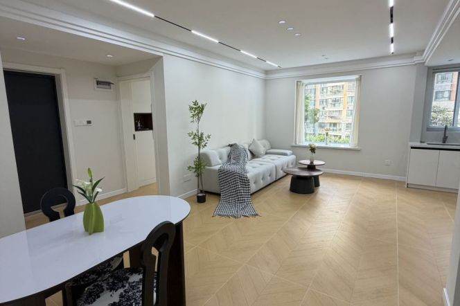 Brand new modern 2br apt,open,bright,airy,close to Line 2