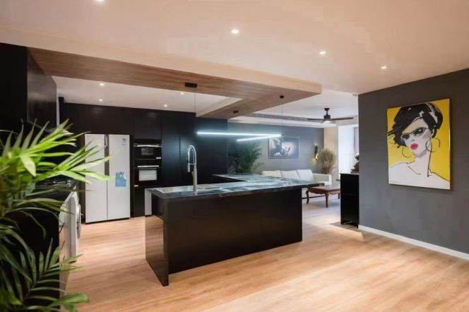  Modern & Bright 2-Bedroom Home with Complete Heating & High-end Kitchen 