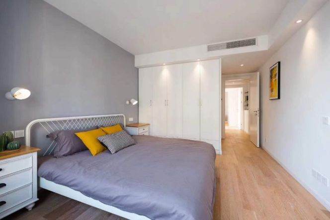  Luxury 2-Bedroom Apartment in Jing'an Temple with Central Air & Wall Heating  