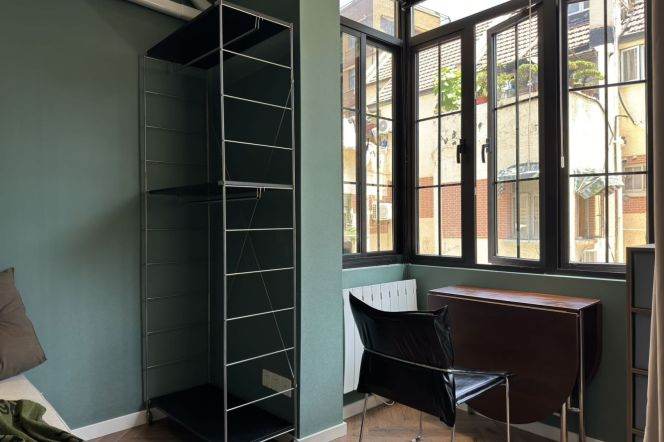west Nanjing rd 2 br old Apt &balcony &oven 9.5K