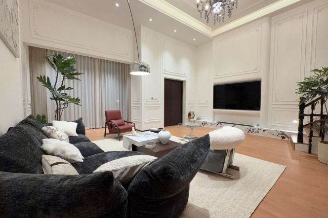   Luxury Palace Villa with 200sqm Private Garden & Double Parking Spots