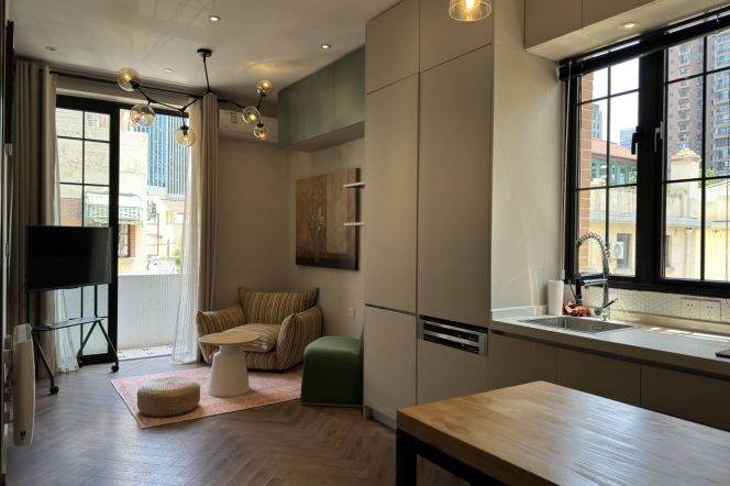west Nanjing rd 2 br old Apt &balcony &oven 9.5K