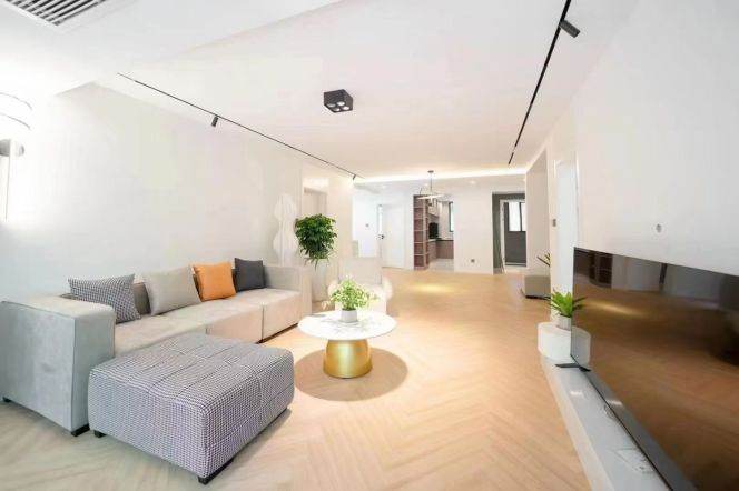  Spacious 3-Bedroom Ground Floor Apartment with Private 60sqm Garden