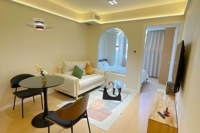 West Yan'an rd/modern 1br 1lr/with central AC/floor heating/oven,@L3/4