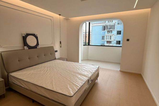 Modern 3Brs/2Lrs/1Bt apt nr Changshou rd,M7/13