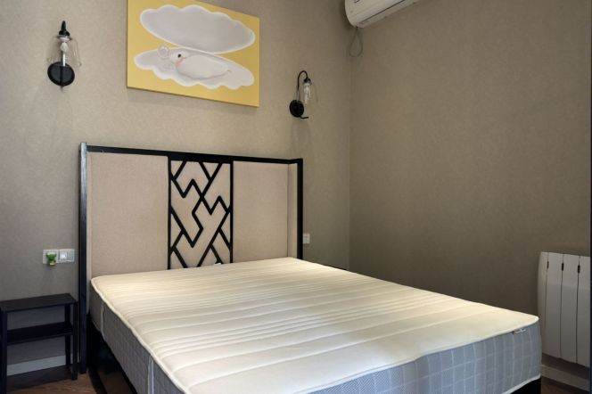 west Nanjing rd 2 br old Apt &balcony &oven 9.5K