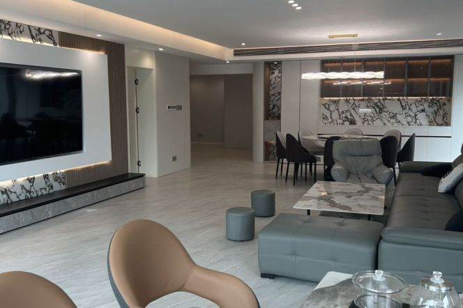 Spacious South-Facing 4-Bedroom High-rise Residence with Complete High-End Appliances