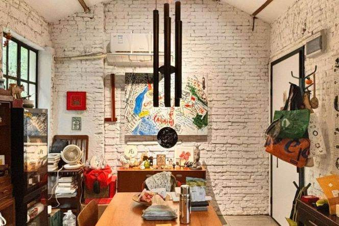 jiangsu rd L2/11 chic 1 br old house &High ceiling for 10K