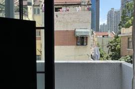 west Nanjing rd 2 br old Apt &balcony &oven 9.5K