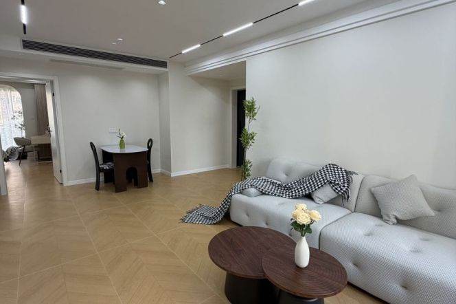 Brand new modern 2br apt,open,bright,airy,close to Line 2