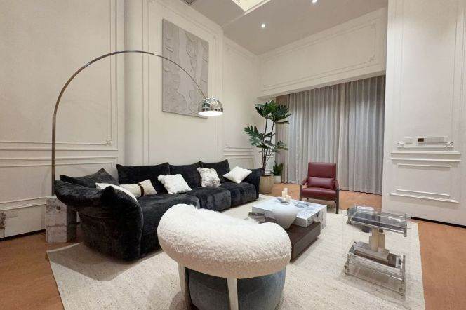   Luxury Palace Villa with 200sqm Private Garden & Double Parking Spots