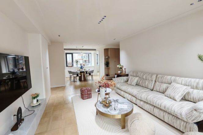 Well-Ventilated 2-Bedroom Apartment with Central Air & Underfloor Heating  