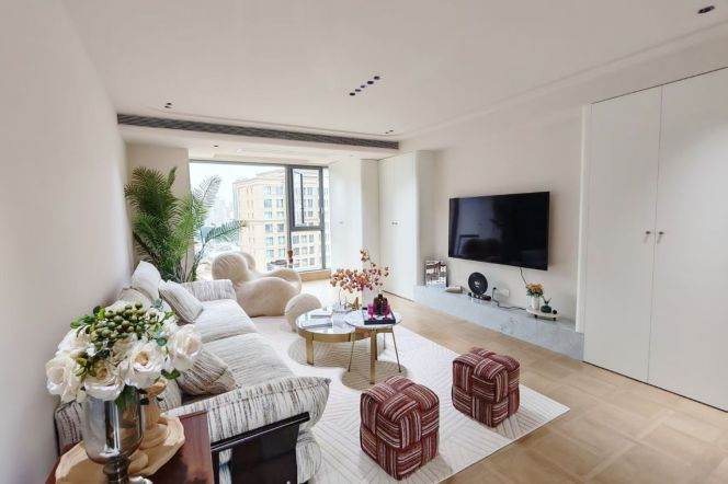 Well-Ventilated 2-Bedroom Apartment with Central Air & Underfloor Heating  