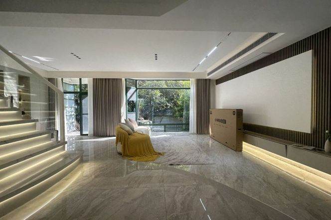   Spacious 4-Bedroom Villa with Courtyard & Private Parking, Full Heating 