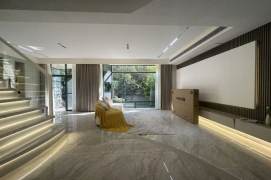   Spacious 4-Bedroom Villa with Courtyard & Private Parking, Full Heating 