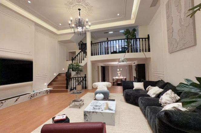   Luxury Palace Villa with 200sqm Private Garden & Double Parking Spots