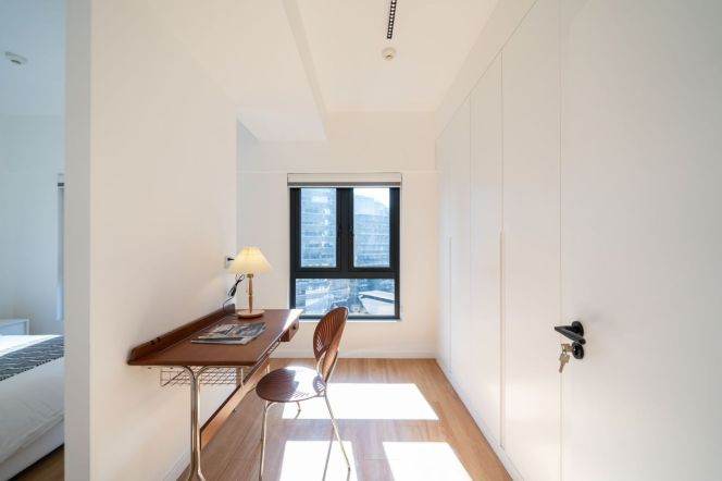  Spacious Top-floor 4-Bedroom Penthouse with Large Private Terrace, Central Air 