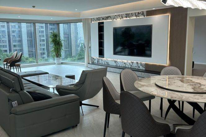 Spacious South-Facing 4-Bedroom High-rise Residence with Complete High-End Appliances