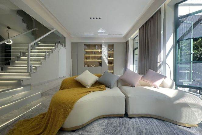   Spacious 4-Bedroom Villa with Courtyard & Private Parking, Full Heating 