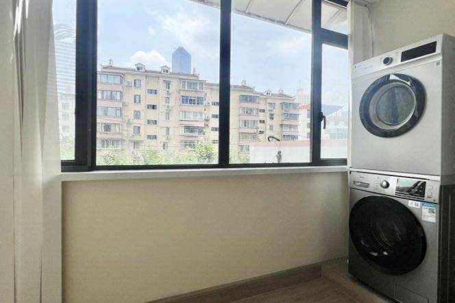 Jing'an Yanping rd 2 br elevator Apt &floor heating &oven 10.5K