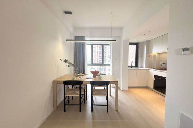    Modern Bright 3-Bedroom Home with Central Air & Underfloor Heating