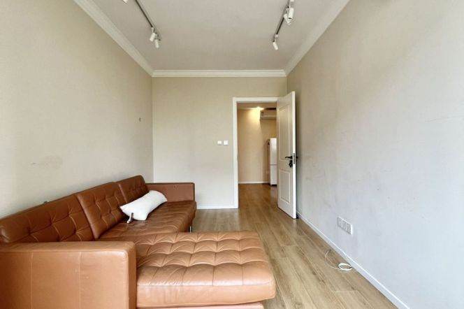 Jing'an Yanping rd 2 br elevator Apt &floor heating &oven 10.5K