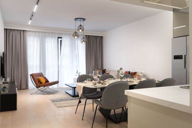 Bright Spacious 4-Bedroom Apartment with Complete Heating & Central Air