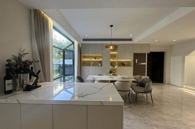   Spacious 4-Bedroom Villa with Courtyard & Private Parking, Full Heating 