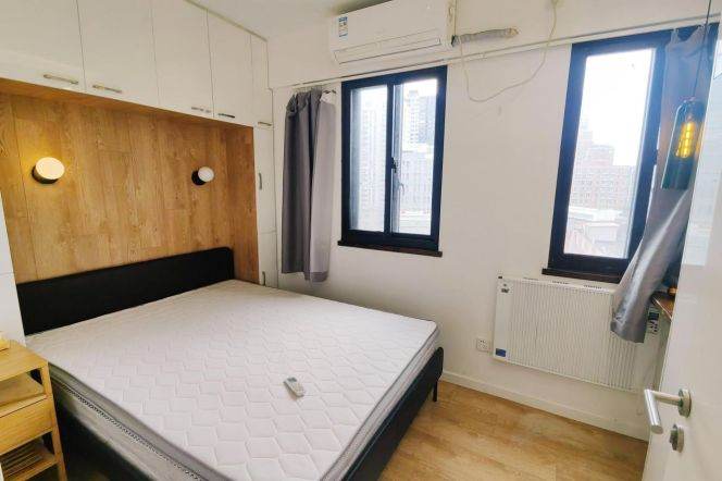 Bright 1 br with lift on ZhaoJiaBang rd .3 mins walking  to L9/12 JiaShan Rd St.