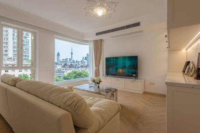 Bright Full South-Facing 3-Bed with Panoramic Floor-to-Ceiling Windows & Three Balconies