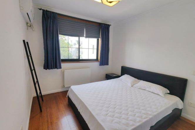 Spacious 2 br with 2 bath + open balcony near IAPM. in Old XuHui, easy to L 1/10/12