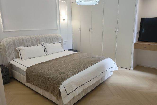 160 sqm brand new 3 br Apt &balcony &floor heating/west Nanjing rd 23k