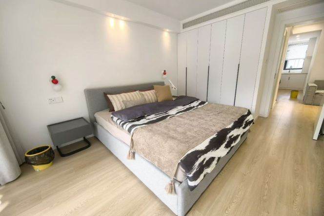 Nice balcony 1Br/1Lr/1Bt apt nr Jiashan rd,M9/12