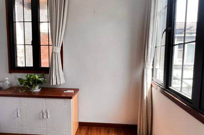 middle Huaihai rd 2 br old Apt &High ceiling &oven for 11.3K