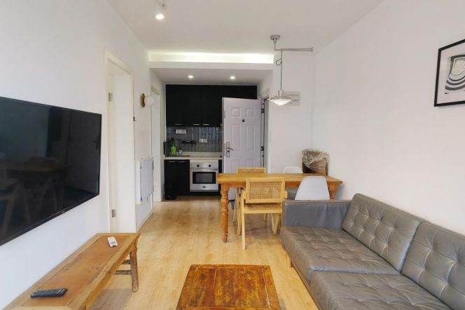 Bright 1 br with lift on ZhaoJiaBang rd .3 mins walking  to L9/12 JiaShan Rd St.