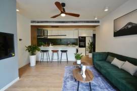 Xujiahui 135 sqm 2+1 br Apt&balcony &oven 17K