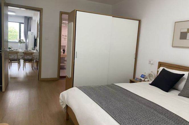 2BR 2Baths near line 1/3/8 and Shanghai Uni Yan'chang campus can long and short lease