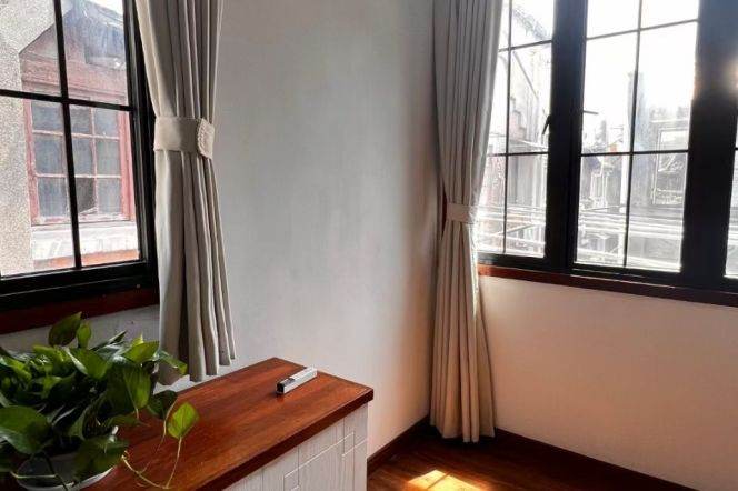 middle Huaihai rd 2 br old Apt &High ceiling &oven for 11.3K