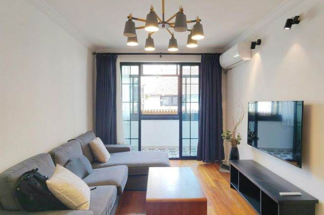 Spacious 2 br with 2 bath + open balcony near IAPM. in Old XuHui, easy to L 1/10/12
