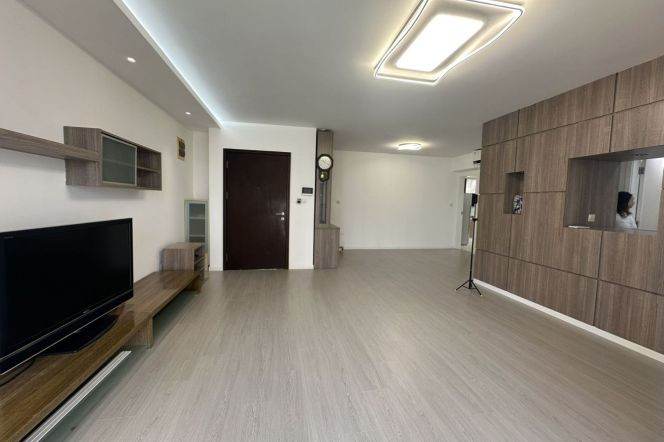 Changning L2/150 sqm 3 br unfurnished Apt/Oasis reveria &clubhouse