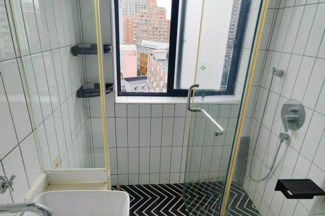 Bright 1 br with lift on ZhaoJiaBang rd .3 mins walking  to L9/12 JiaShan Rd St.